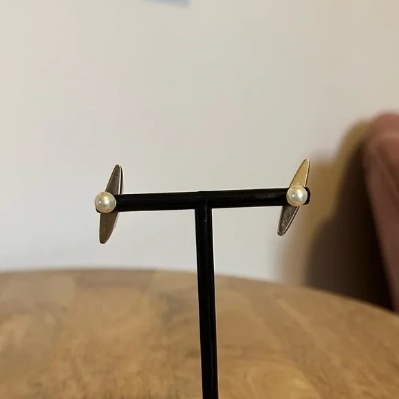 DIOR TRIBALES Star Gold Plated and White Resin Pearl Earrings - Picture 6 of 9